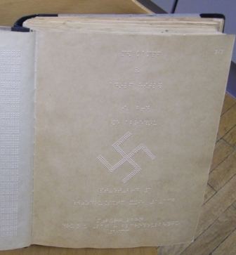 Titelseite von Mein Kampf in Blindenschrift - das Bild zeigt das Hakenkreuz dargestellt in der Punktschrift aufgenommen im BBI in Wien. Fotocredit: Hoffmann